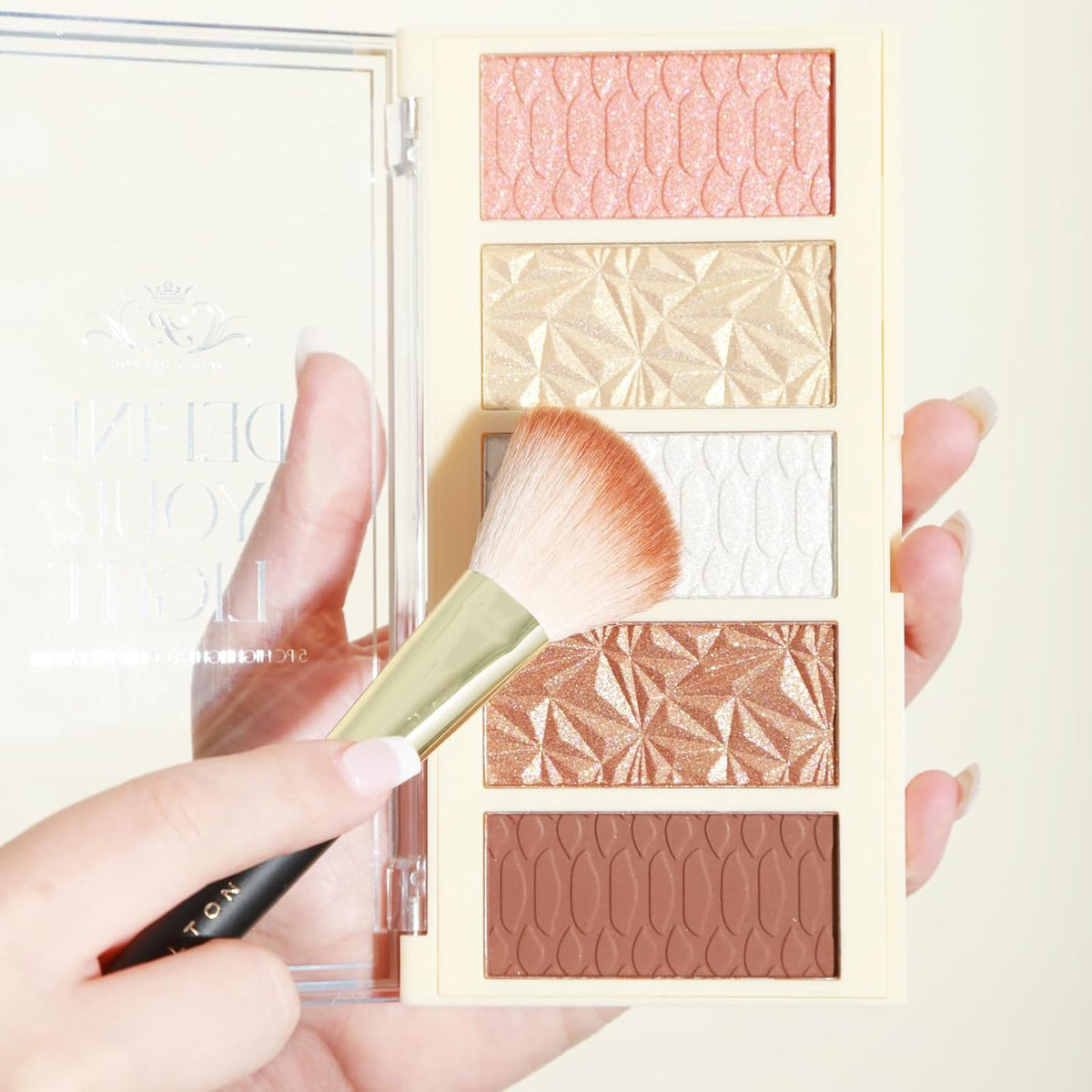 Paris Hilton Define Your Light Set - Blendable Highlighter Makeup with Vibrant Blush, Bronzer and Contour Palette - Makeup Palette with Brush - 1 pc